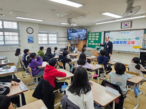 (03/27) 청수초, 6학년 교통안전교육 실시 “안전한 등하굣길 함께 만들어요”